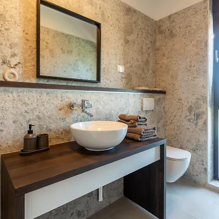 Tomaso Paradise Villa *